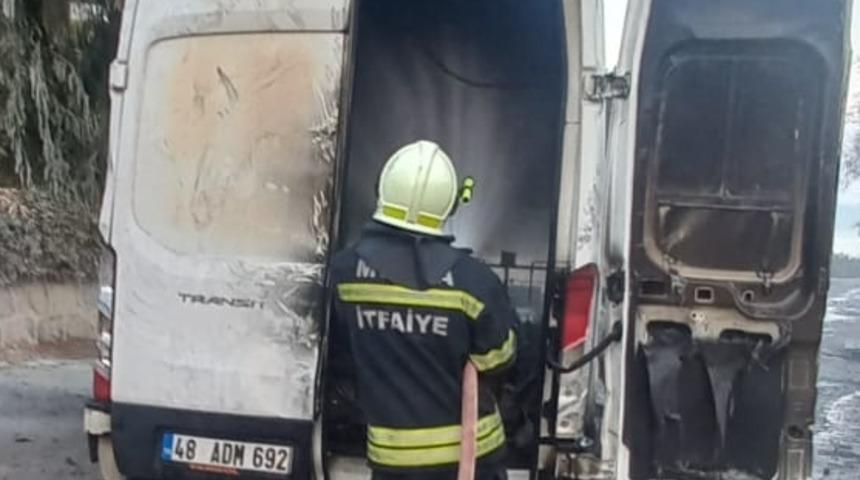 Bodrum'da minibüste çıkan yangın söndürüldü