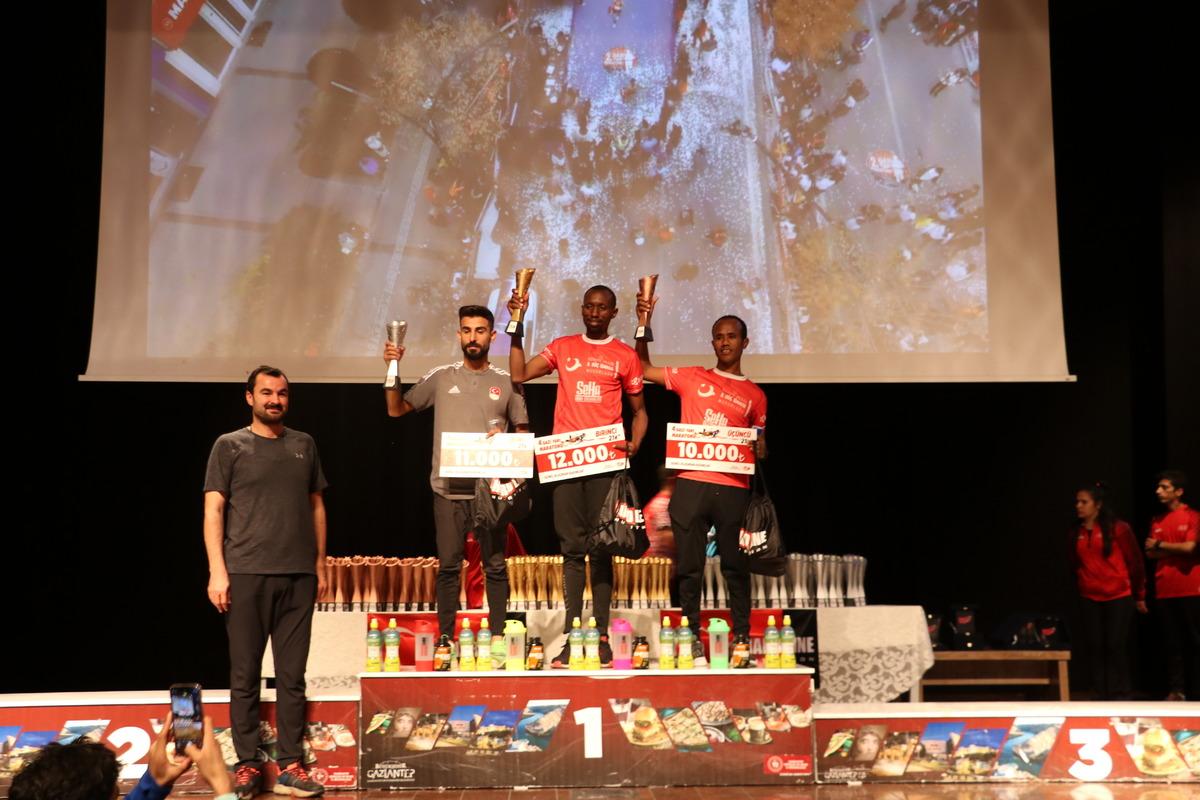 Gaziantep'te d&uuml;zenlenen 4. Gazi Yarı Maratonu tamamlandı