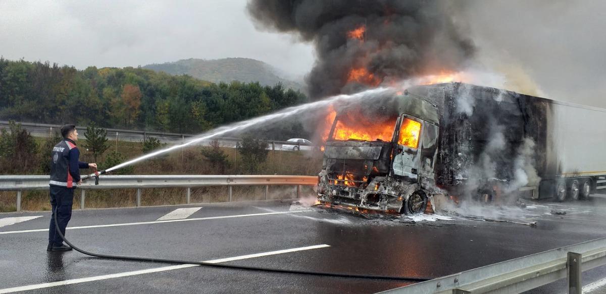 Bolu'da tavuk eti y&uuml;kl&uuml; tır yandı