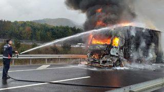Bolu'da tavuk eti yüklü tır yandı