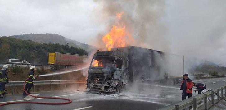 Bolu'da tavuk eti yüklü tır yandı G2