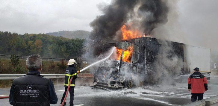 Bolu'da tavuk eti yüklü tır yandı G3