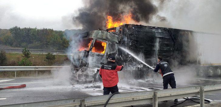 Bolu'da tavuk eti yüklü tır yandı G4