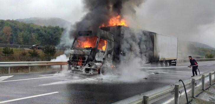 Bolu'da tavuk eti yüklü tır yandı G5