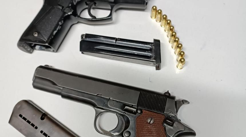 Adana'da araçla polisten kaçmaya çalışan 3 şüpheli kaza yapınca yakalandı