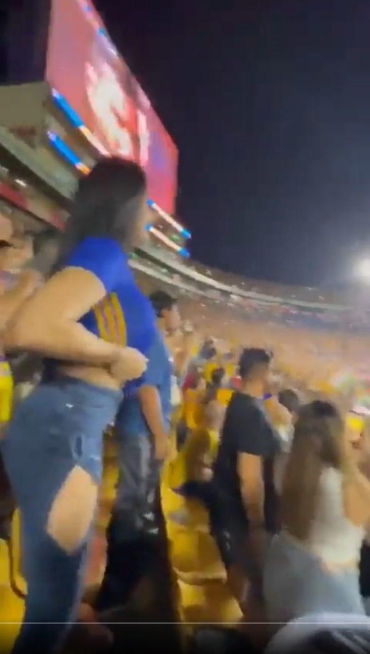 Takımı golü attı, tribünde soyundu! Çırılçıplak haliyle fotoğraf çektirmek isteyenleri kırmadı... G1