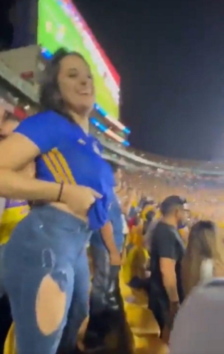 Takımı golü attı, tribünde soyundu! Çırılçıplak haliyle fotoğraf çektirmek isteyenleri kırmadı... G3