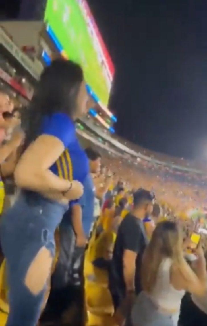 Takımı golü attı, tribünde soyundu! Çırılçıplak haliyle fotoğraf çektirmek isteyenleri kırmadı... G4