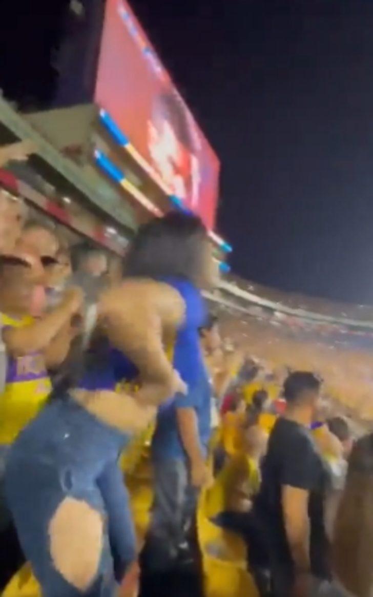 Takımı golü attı, tribünde soyundu! Çırılçıplak haliyle fotoğraf çektirmek isteyenleri kırmadı... G5