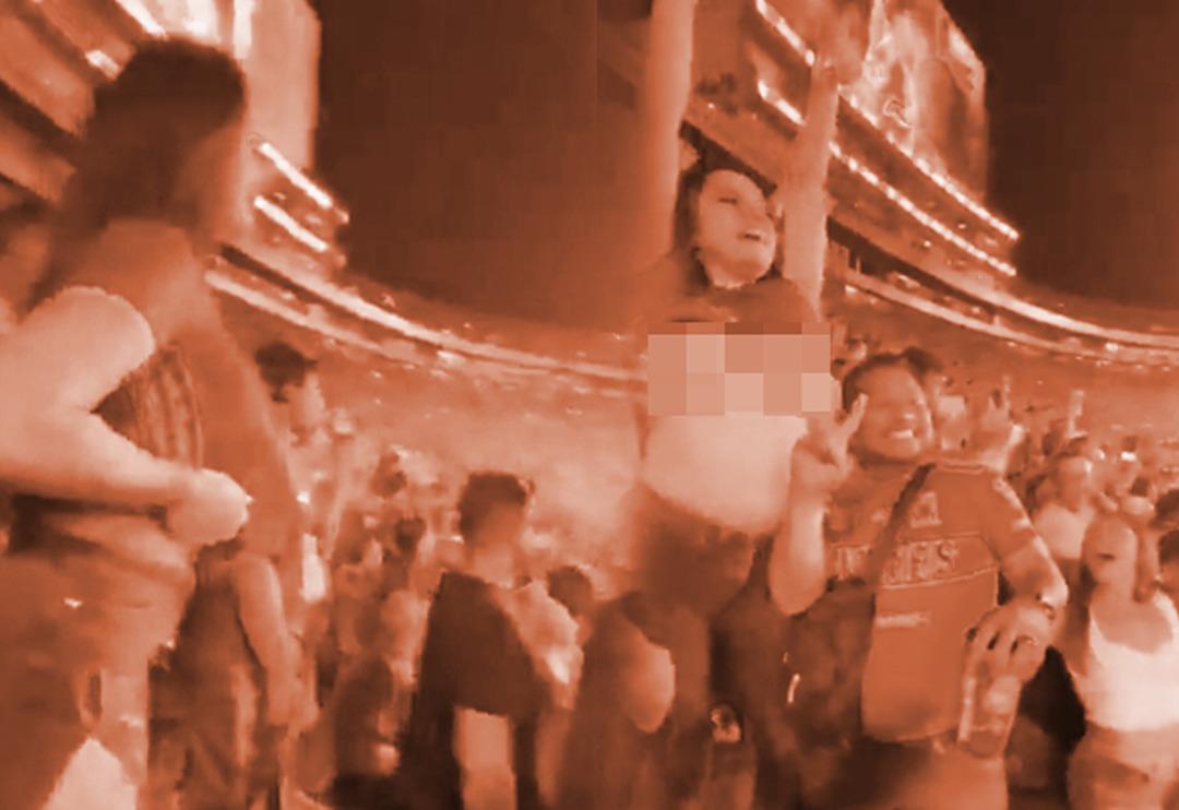 Takımı gol&uuml; attı, trib&uuml;nde soyundu! &Ccedil;ırıl&ccedil;ıplak haliyle fotoğraf &ccedil;ektirmek isteyenleri kırmadı...