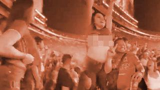 Takımı golü attı, tribünde soyundu! Çırılçıplak haliyle fotoğraf çektirmek isteyenleri kırmadı...