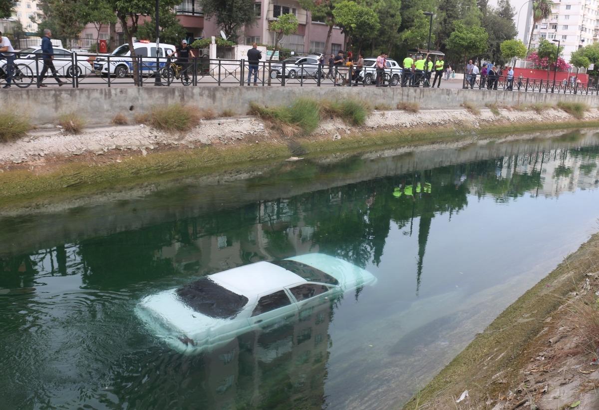 Adana'da sulama kanalına d&uuml;şen aracın s&uuml;r&uuml;c&uuml;s&uuml; kurtarıldı