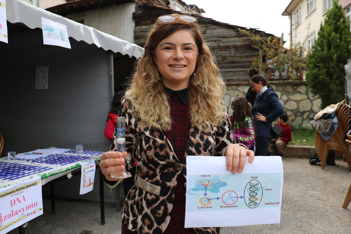 Kastamonu Bilim Şenliği'nde &ouml;ğrenciler muzun DNA'sını inceledi