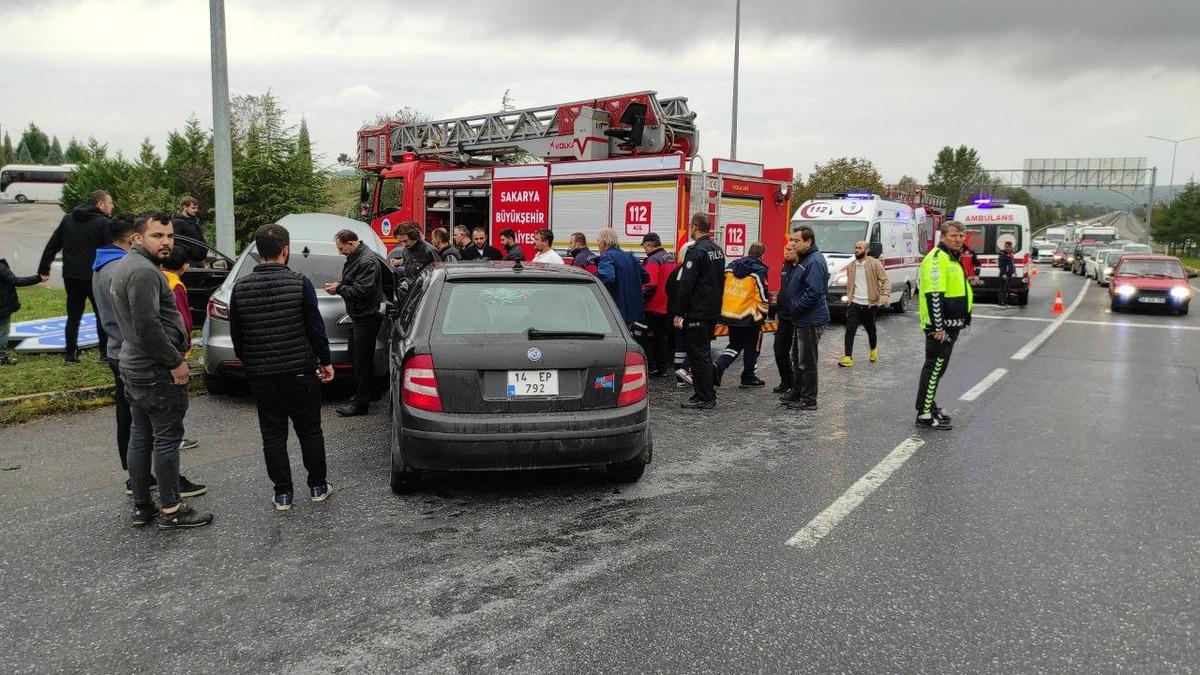 Sakarya'da 2 otomobilin &ccedil;arpıştığı kazada 7 kişi yaralandı