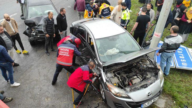 Sakarya'da 2 otomobilin çarpıştığı kazada 7 kişi yaralandı G2