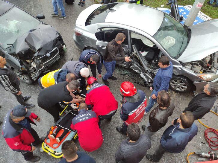 Sakarya'da 2 otomobilin çarpıştığı kazada 7 kişi yaralandı G4