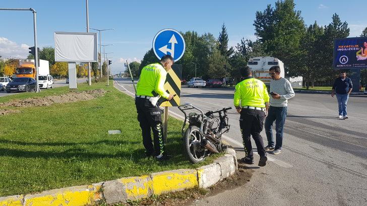 Erzincan'da motosikletle otomobilin çarpışması sonucu 4 kişi yaralandı G2