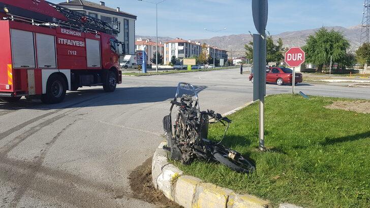 Erzincan'da motosikletle otomobilin çarpışması sonucu 4 kişi yaralandı G3