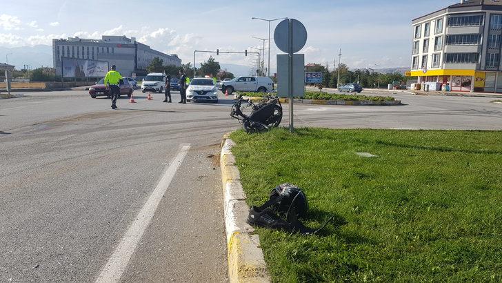 Erzincan'da motosikletle otomobilin çarpışması sonucu 4 kişi yaralandı G5