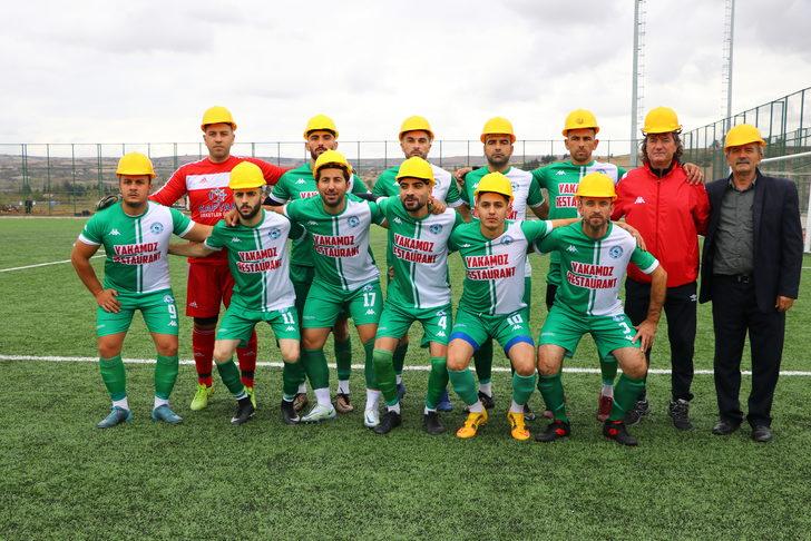 Tekirdağ'da futbolcular maden işçileri anısına sahaya baretle çıktı G1