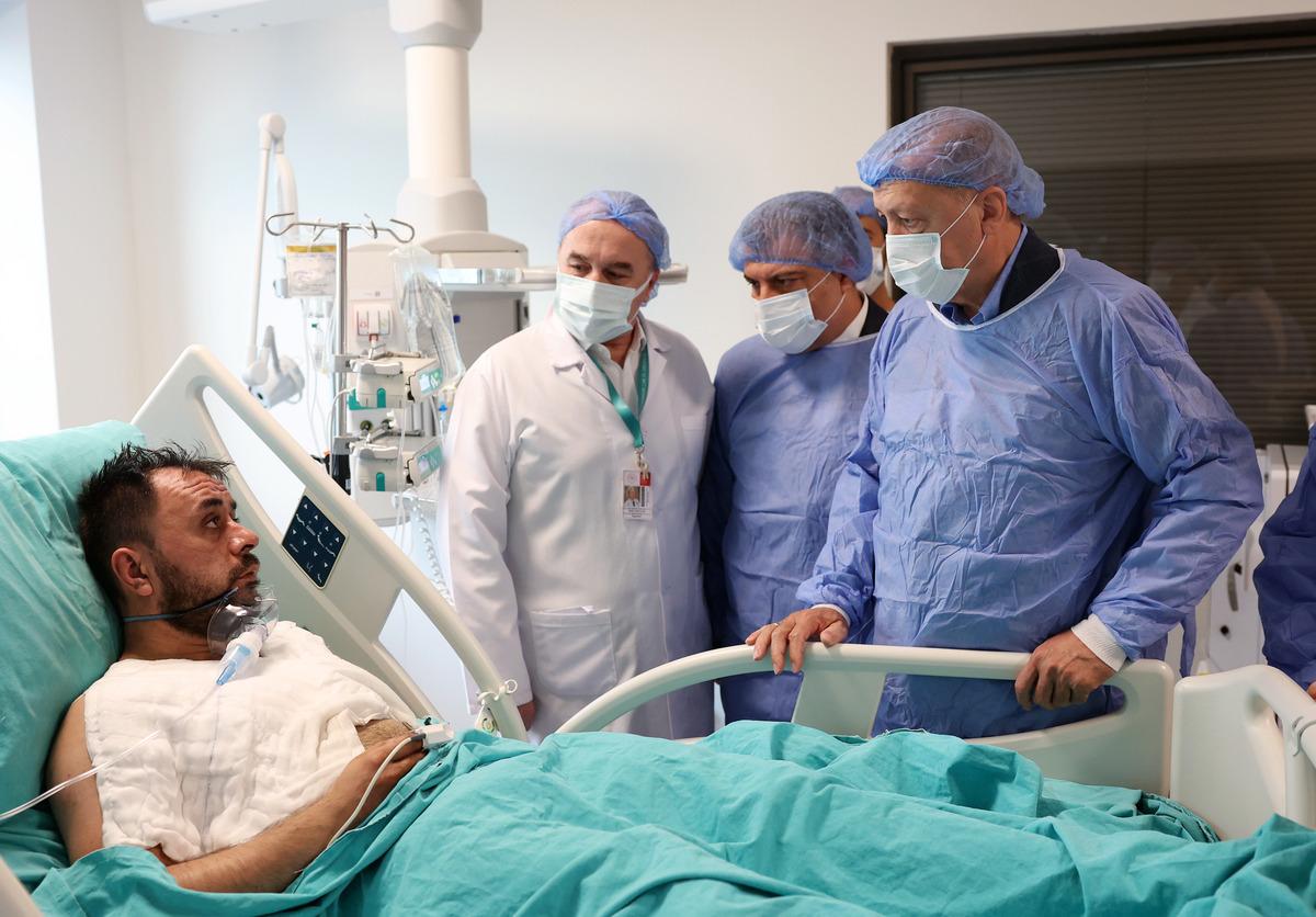 Cumhurbaşkanı Erdoğan, İstanbul'da tedavi g&ouml;ren madencileri ziyaret etti