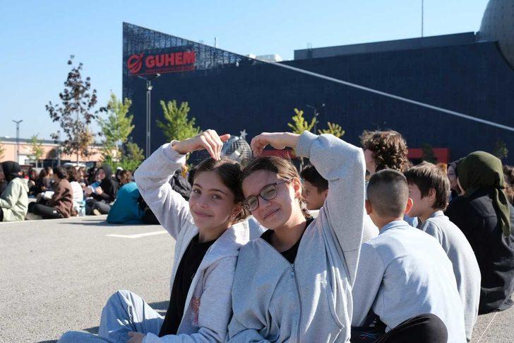 GUHEM'de bini aşkın öğrenci "İstikbal Göklerdedir" yazdı G1