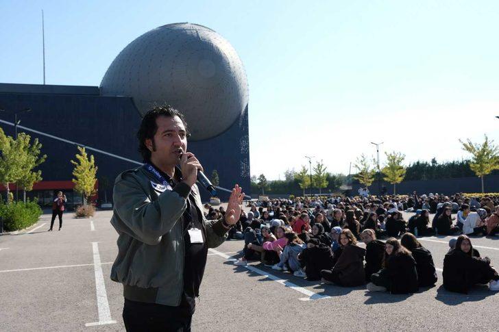 GUHEM'de bini aşkın öğrenci "İstikbal Göklerdedir" yazdı G2