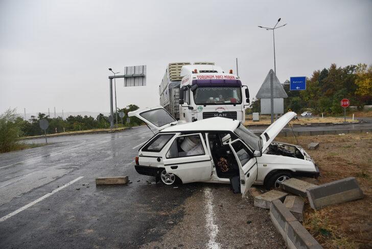 Kırıkkale'de tırla otomobilin çarpıştığı kazada 4 kişi yaralandı G3