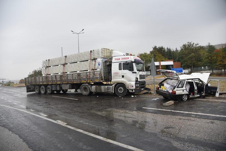 Kırıkkale'de tırla otomobilin çarpıştığı kazada 4 kişi yaralandı G4