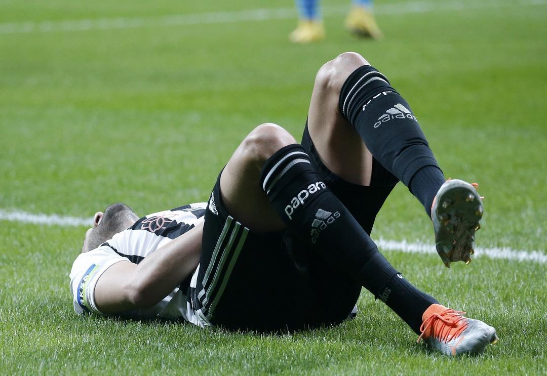Beşiktaş'ta şoke eden sakatlık! 7 ma&ccedil; sonra ilk 11'de başlayan Rachid Ghezzal, Trabzonspor ma&ccedil;ına devam edemedi...