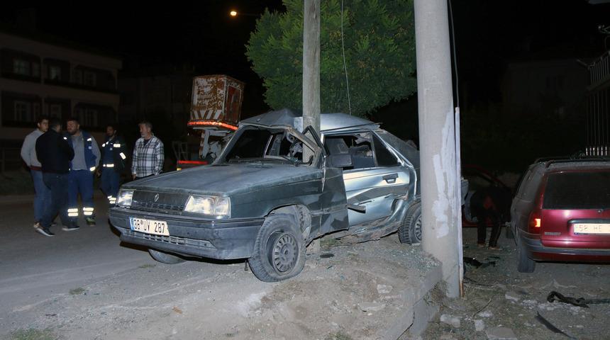 Sivas'ta direğe çarpan otomobildeki 4 kişi yaralandı