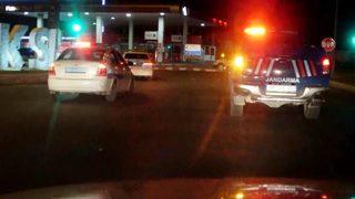 Sınır dışı edilen yabancı uyrukluları taşıyordu! Otobüsten kaçtı, saklandığı fabrikayı polis ve jandarma kuşattı