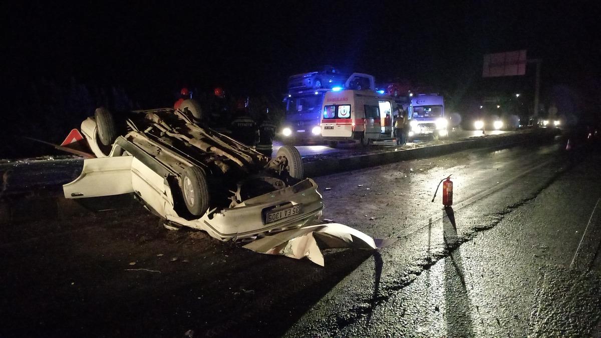 Manisa'da devrilen otomobildeki 2 kişi yaralandı