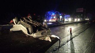 Manisa'da devrilen otomobildeki 2 kişi yaralandı