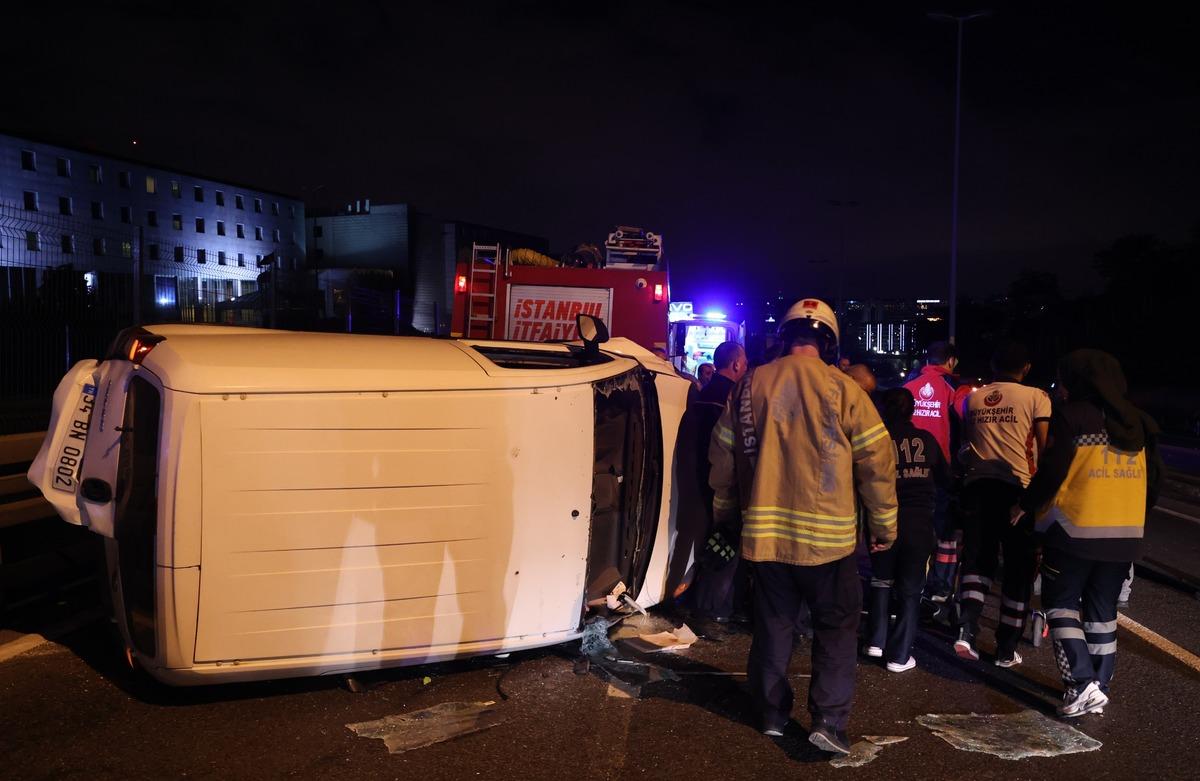İstanbul'da otomobile &ccedil;arpıp devrilen hafif ticari aracın s&uuml;r&uuml;c&uuml;s&uuml; yaralandı