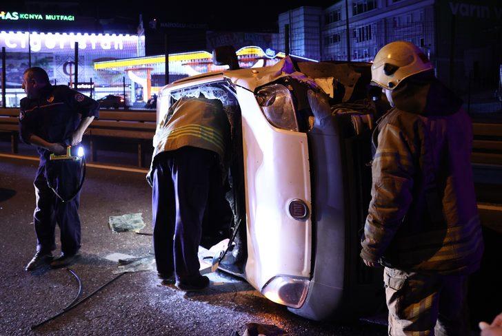 İstanbul'da otomobile çarpıp devrilen hafif ticari aracın sürücüsü yaralandı G4
