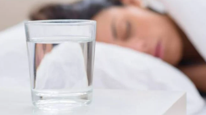 Bu zararlı alışkanlığı hemen bırakın! Başucuna konulan suyu neden içmemelisiniz?