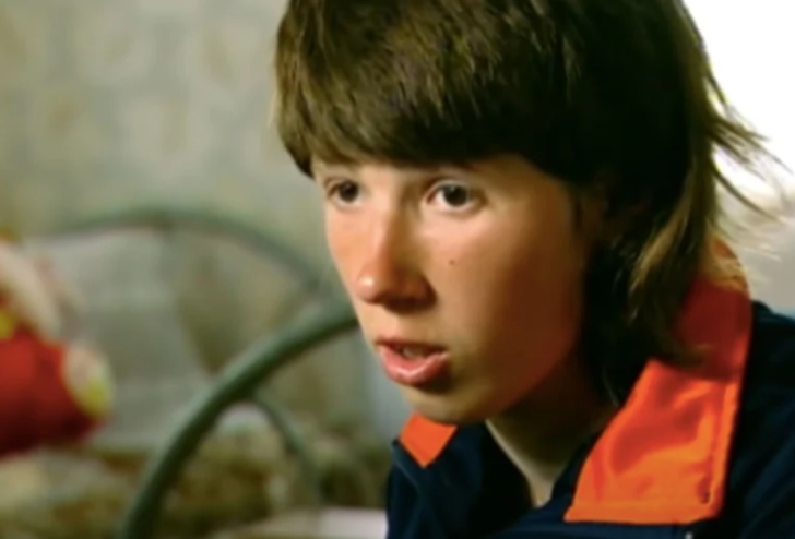 Ailesi terk edince köpekler sahip çıktı! Üç yaşından itibaren köpeklerin büyüttüğü küçük kız herkesi şaşırttı G1