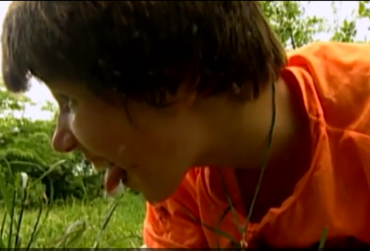 Ailesi terk edince köpekler sahip çıktı! Üç yaşından itibaren köpeklerin büyüttüğü küçük kız herkesi şaşırttı G2