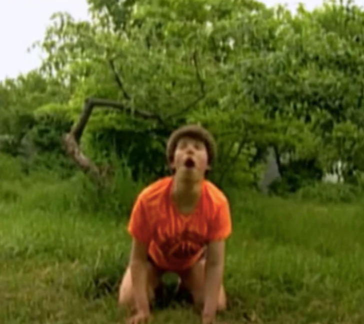 Ailesi terk edince köpekler sahip çıktı! Üç yaşından itibaren köpeklerin büyüttüğü küçük kız herkesi şaşırttı G3