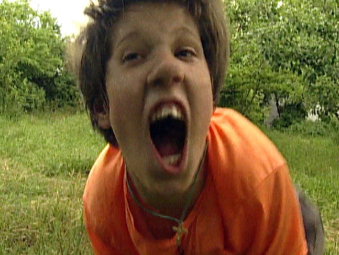 Ailesi terk edince k&ouml;pekler sahip &ccedil;ıktı! &Uuml;&ccedil; yaşından itibaren k&ouml;peklerin b&uuml;y&uuml;tt&uuml;ğ&uuml; k&uuml;&ccedil;&uuml;k kız herkesi şaşırttı