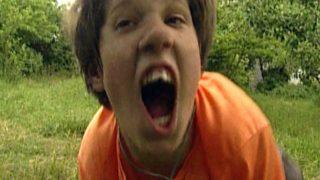 Ailesi terk edince köpekler sahip çıktı! Üç yaşından itibaren köpeklerin büyüttüğü küçük kız herkesi şaşırttı