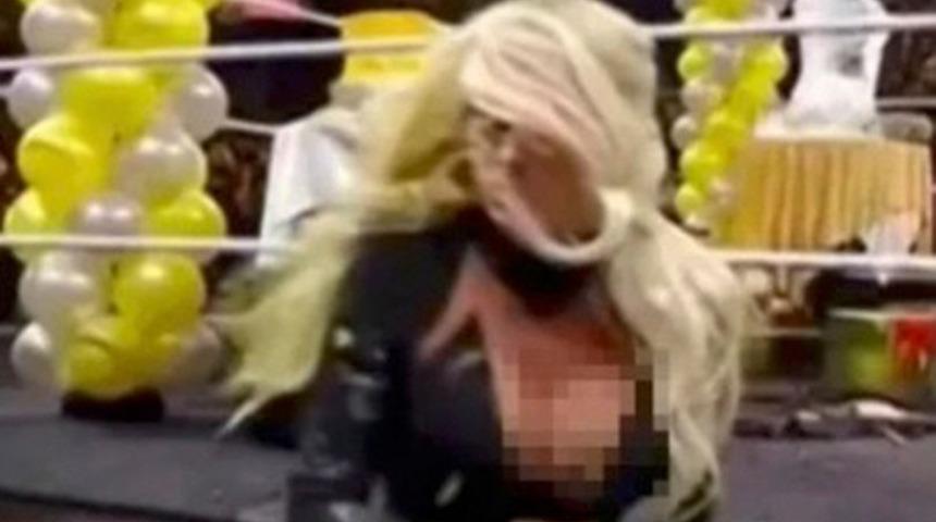 Ünlü güreşçi elbisesinin azizliğine uğradı! Şov esnasında göğüsleri açılınca...