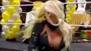 Ünlü güreşçi elbisesinin azizliğine uğradı! Şov esnasında göğüsleri açılınca...