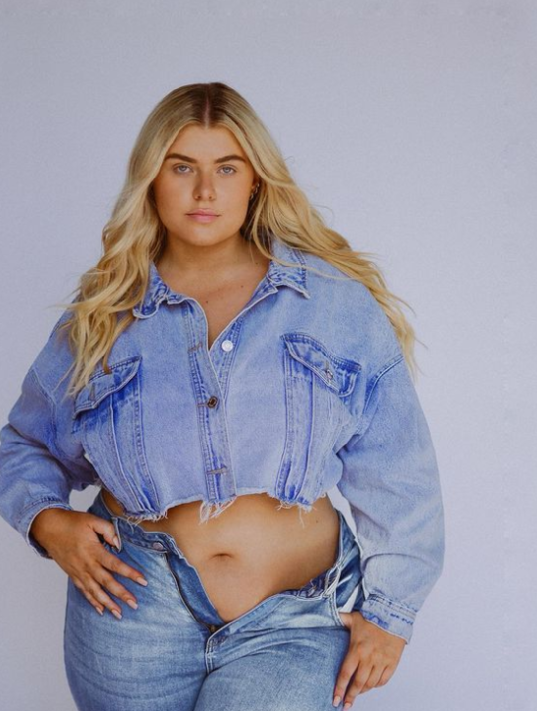 B&uuml;y&uuml;k beden sosyal medya fenomeni i&ccedil; &ccedil;amaşırlı pozuyla &ouml;zg&uuml;ven aşıladı! &ldquo;Daha tombul ve kendinden emin&rdquo;