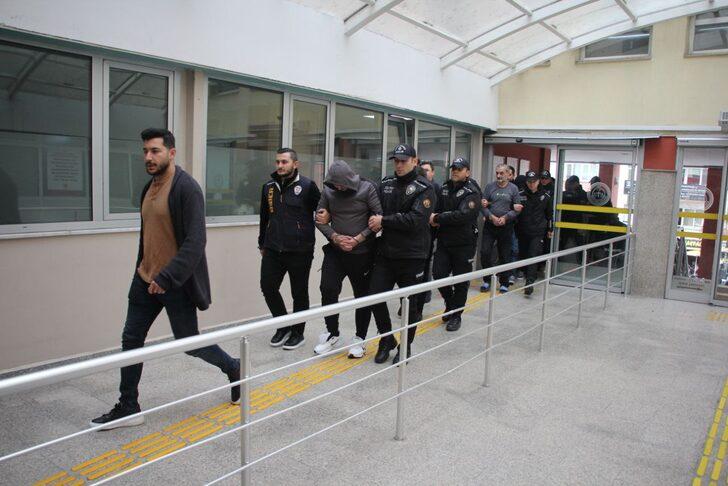 GÜNCELLEME - Prefabrik ev yapımı ve satımı vaadiyle dolandırıcılıkla suçlanan 17 şüpheli tutuklandı G2