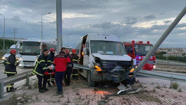 Kocaeli'de bariyere çarpan servis minibüsünün sürücüsü yaralandı