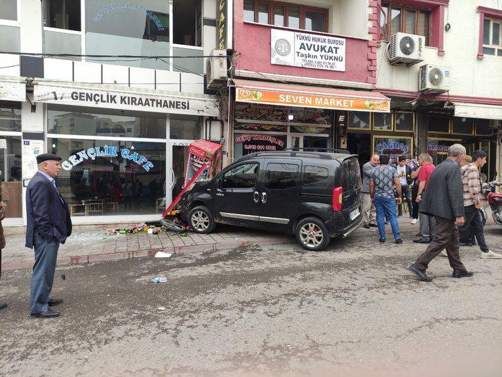 Siirt'te hafif ticari araç ile otomobilin çarpışması sonucu 3 kişi yaralandı G3