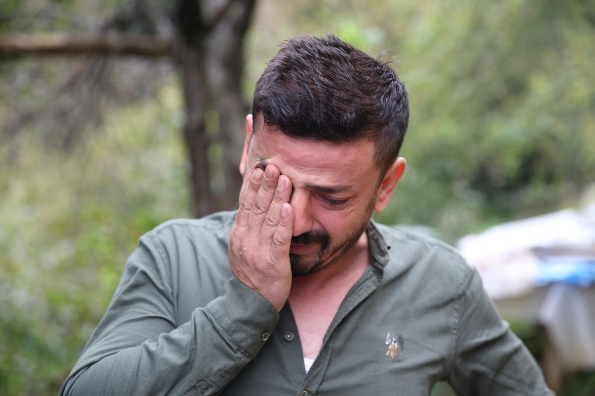 Patlamada hayatını kaybeden 7 arkadaşıyla &ccedil;ektirdiği fotoğrafın anısını g&ouml;zyaşlarıyla anlattı