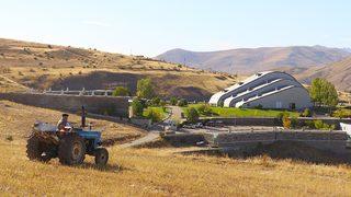 Bayburt'un ödüllü müzesi Baksı ve çevresi, ziyaretçilerini sonbahar renkleriyle karşılıyor
